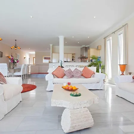 Viejo Dos: Bright Puerto Calero Retreat With Pool And Scenic Views Yaiza (Lanzarote)