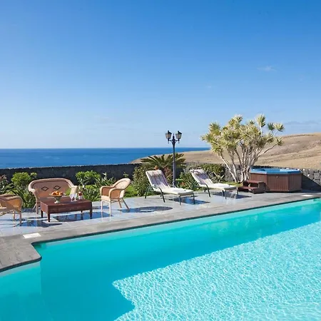Viejo Dos: Bright Puerto Calero Retreat With Pool And Scenic Views *