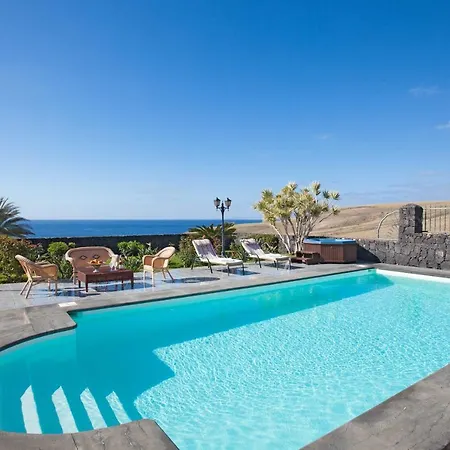 Viejo Dos: Bright Puerto Calero Retreat With Pool And Scenic Views Villa Yaiza (Lanzarote)