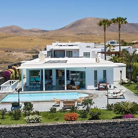 Viejo Dos: Bright Puerto Calero Retreat With Pool And Scenic Views Villa Yaiza (Lanzarote)
